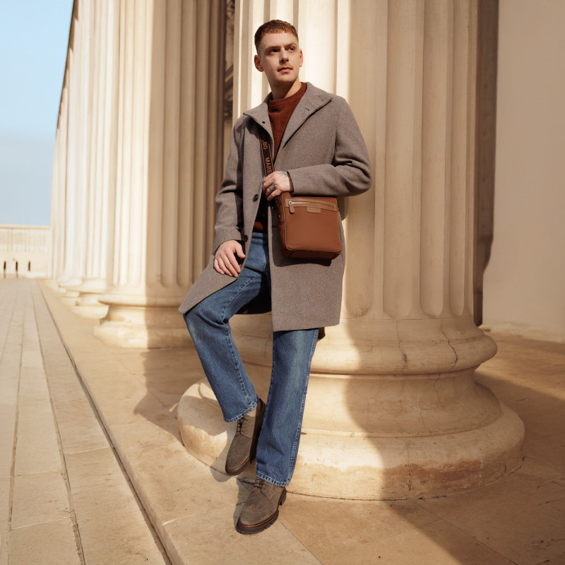 Geanta barbati de umar 304g 01 cognac brown lifestyle