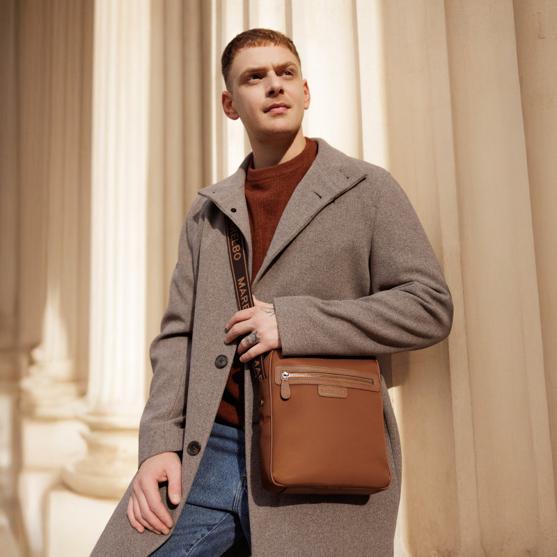 Geanta barbati de umar 304g 01 cognac brown lifestyle