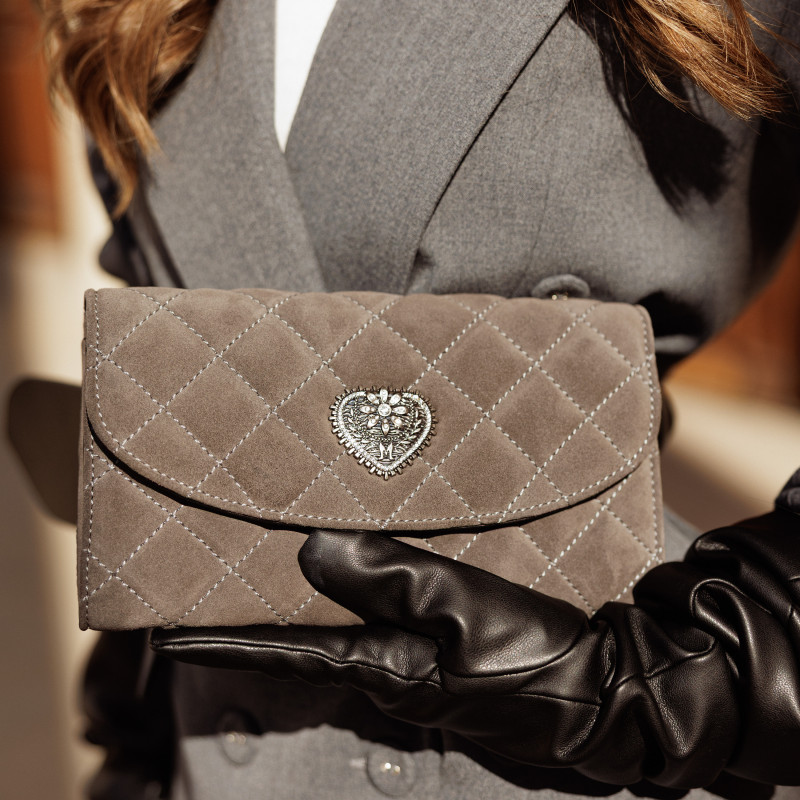 Geanta dama de umar 048g 01 suede sandstone lifestyle