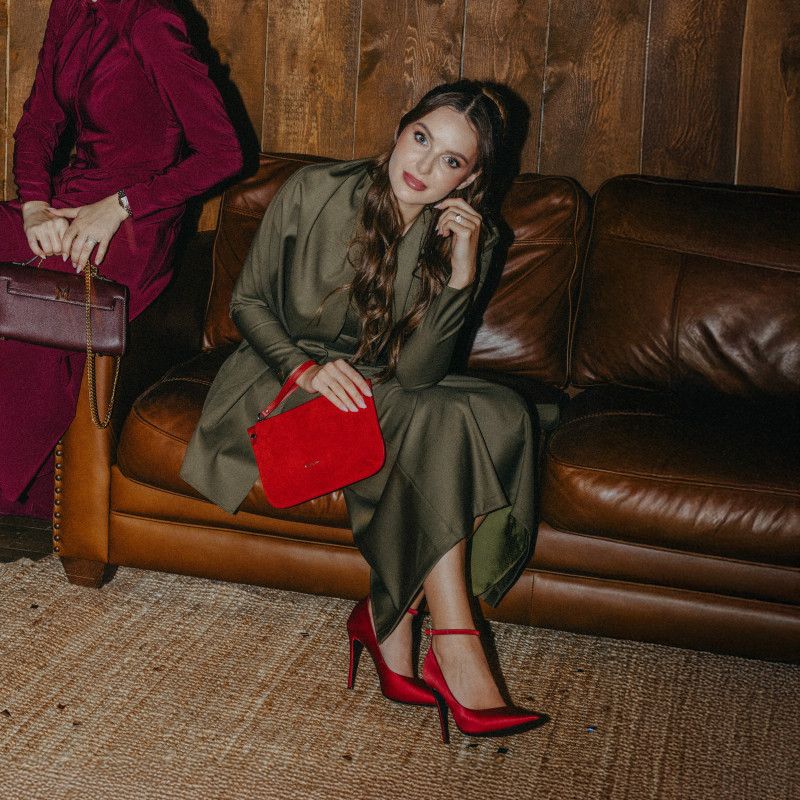 Geanta dama de mana 211g suede red lifestyle