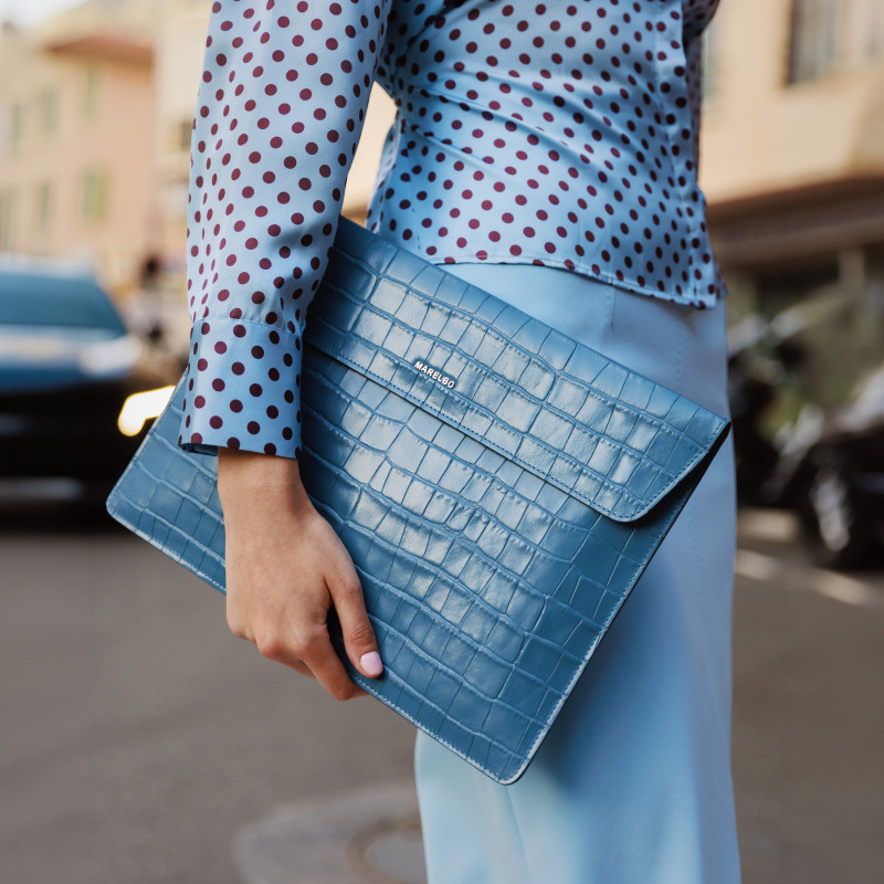 Husa laptop 309g 01 croco blue lifestyle