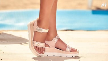 Platform sandals? Why not? Here are our favorite models and tips on how to wear them!